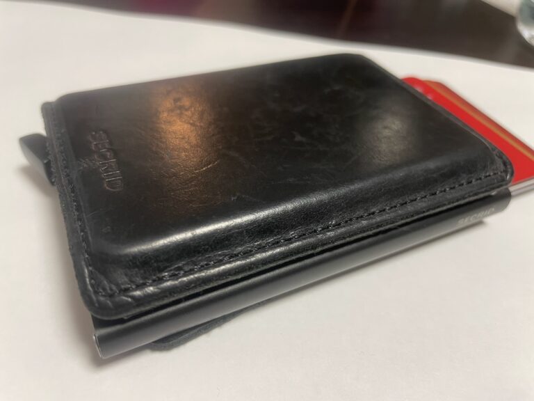 SECRIDの財布からカードは落ちる？思いっきり振ってみた【動画あり】